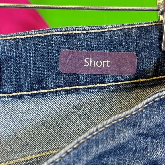 Gloria Vanderbilt Blue Jean Shorts with Floral Embroidery. Size 14. - Picture 5 of 7